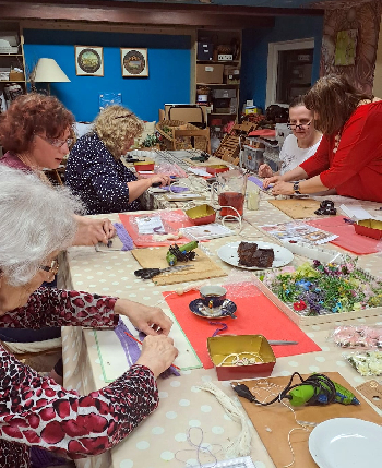 Kvetinová víla v ráme - technika makramé